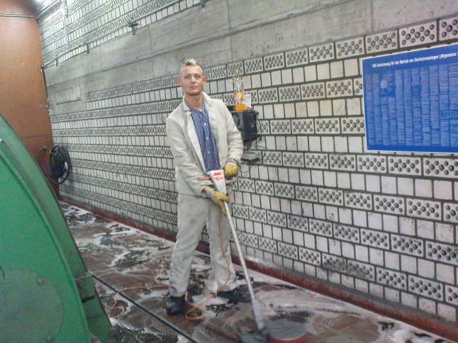 Oli mit der Reinigungsmaschine